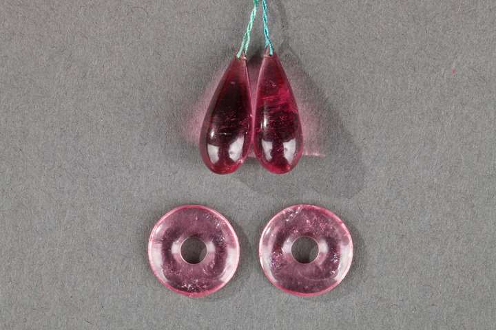 Four Chinese tourmaline pendant ,two drop-shapedand two ring-shaped